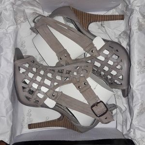 EUC Naughty Monkey Casting Call Grey Heels Size 6
